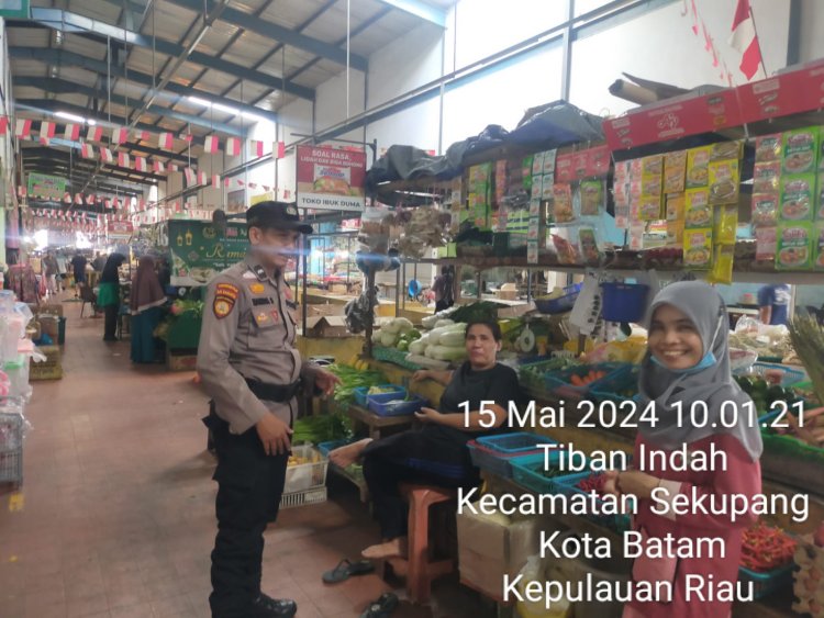 Bhabinkamtibmas Polsek Sekupang Himbau Warga Sampaikan Pesan Kamtibmas di Pasar Tradisional