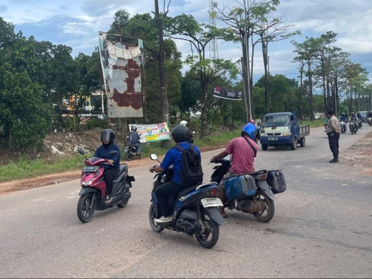 Personil Polsek Sungai Beduk Polresta Barelang Laksanakan Strong Point Pagi antisipasi kemacetan pada pagi hari