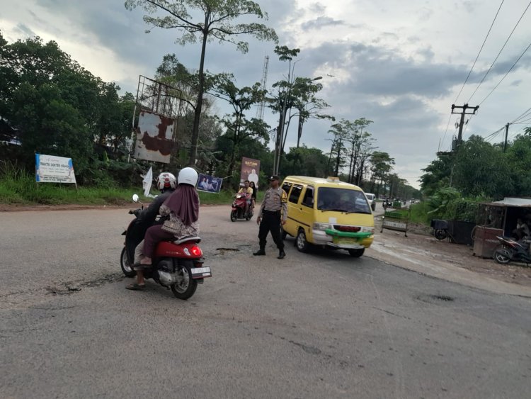 Personil Polsek Sungai Beduk Polresta Barelang Laksanakan Strong Point Pagi antisipasi kemacetan pada pagi hari