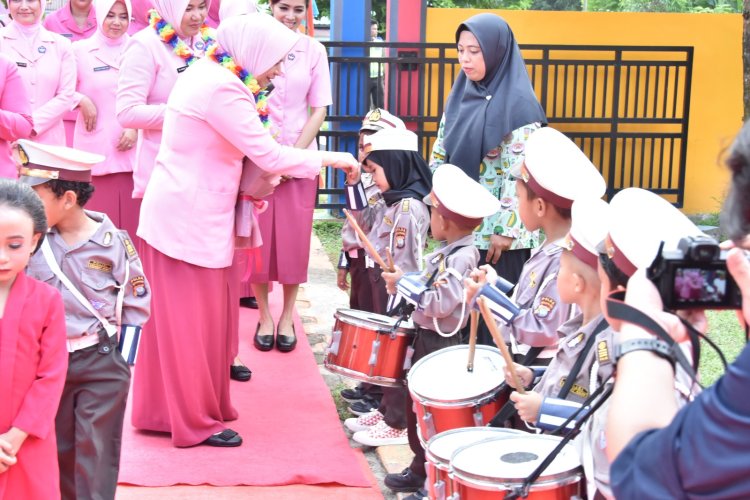 SAMBUT HUT HKGB KE 72, BHAYANGKARI DAERAH KEPRI : MENDUKUNG PENDIDIKAN, PERKEMBANGAN ANAK MENJADI GENERASI BERPRESTASI DAN BERAKHLAK MULIA