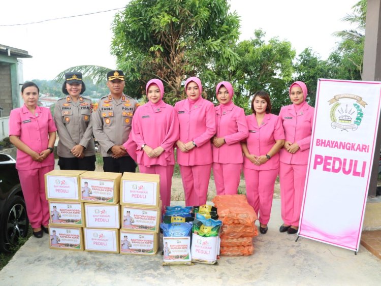 Kapolres Karimun Bersama Bhayangkari Berikan Bantuan Kapolda Kepri Kepada Korban Angin Puting Beliung