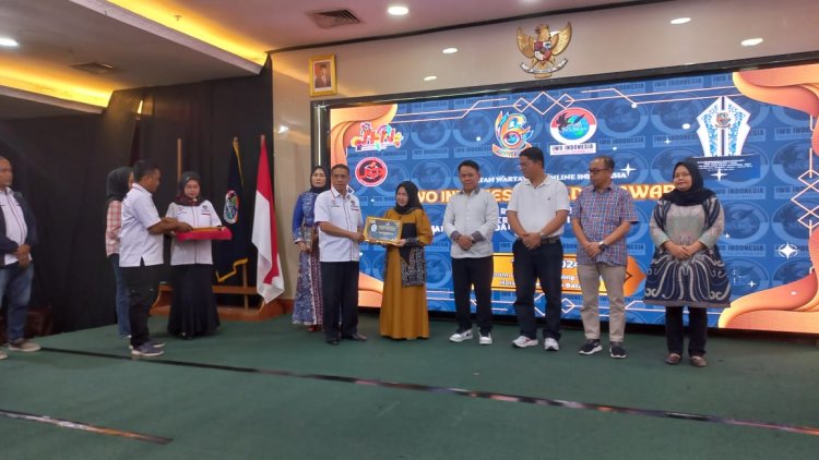 Rohina M Si, Kepala BKKBN Kepri, Terima Golden Award dari IWO Indonesia