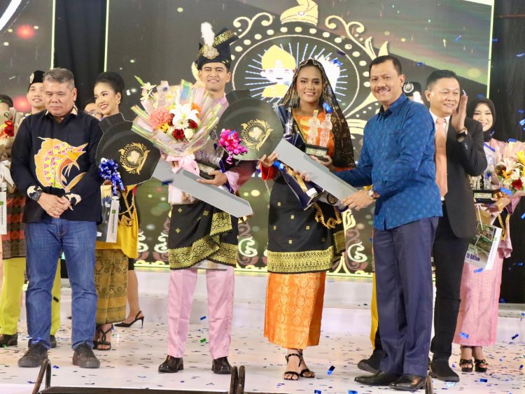 KABID HUMAS POLDA KEPRI MENJADI JURI GRAND FINAL PEMILIHAN DUTA WISATA ENCIK DAN PUAN KOTA BATAM 2024