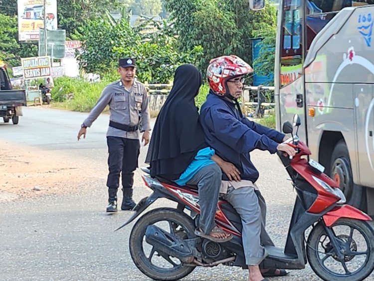 Personil Polsek Sungai Beduk Polresta Barelang Laksanakan Strong Point Pagi antisipasi kemacetan pada pagi hari