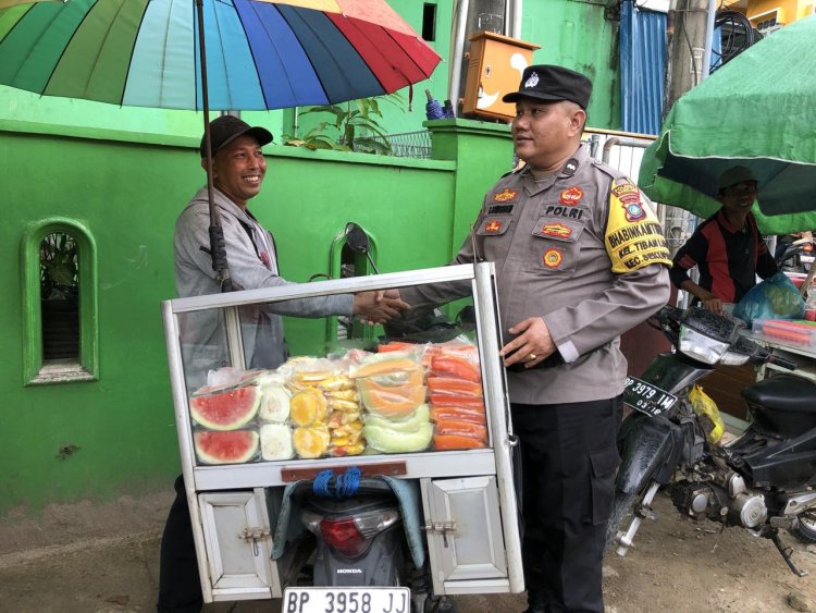 Bhabinkamtibmas Tiban Lama sambang penjual dan pembeli di tempat makan