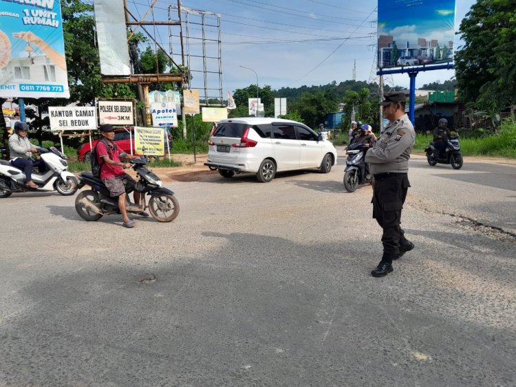 Personil Polsek Sungai Beduk Polresta Barelang Laksanakan Strong Point Pagi antisipasi kemacetan pada pagi hari