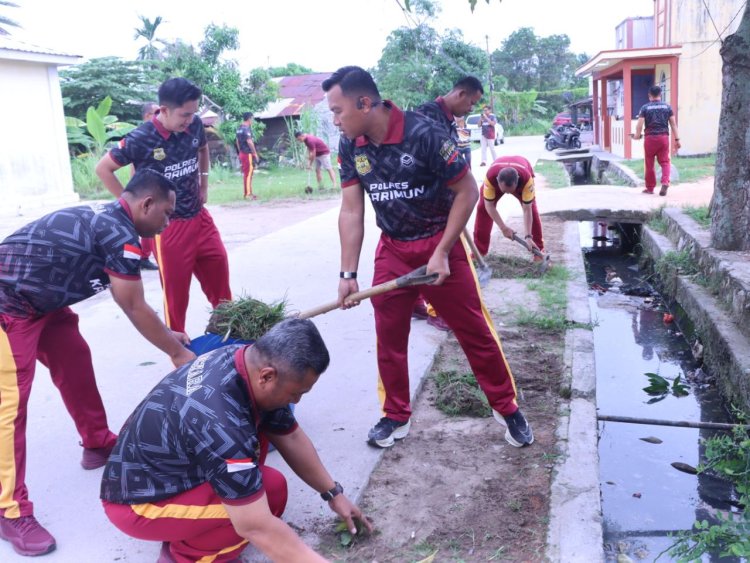 Sambut Hari Bhayangkara Ke-78, Polres Karimun Gotong Royong Bersihkan Tempat Ibadah