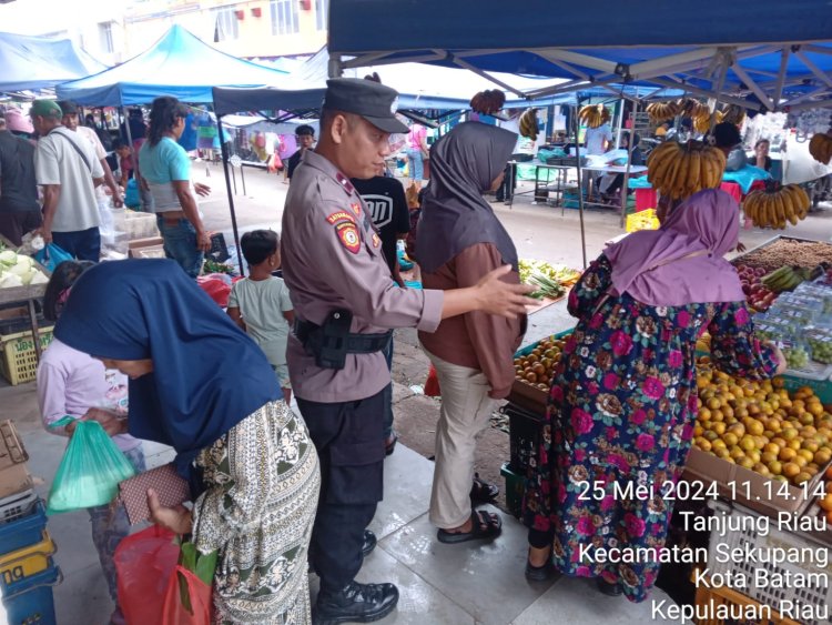 Batara Biru Sekupang himbau pengunjung pasar Victory Tanjung Riau sampaikan pesan Kamtibmas