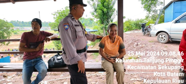 Bhabinkamtibmas sambang warga yang akan berangkat berkerja sampaikan pesan Kamtibmas