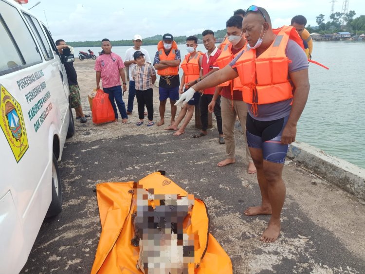 Kapolsek Moro dan Personel Terjang Ganasnya Ombak Saat Evakuasi Penemuan Mayat