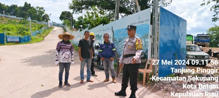 Bhabinkamtibmas Polsek Sekupang Sambangi Area Proyek Perumahan Jumpai Pekerja