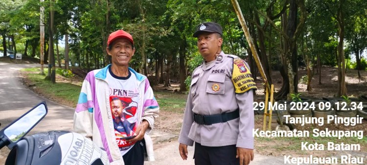 Bhabinkamtibmas Polsek Sekupang Sampaikan Pesan Kamtibmas kepada Warga Pesisir Pantai