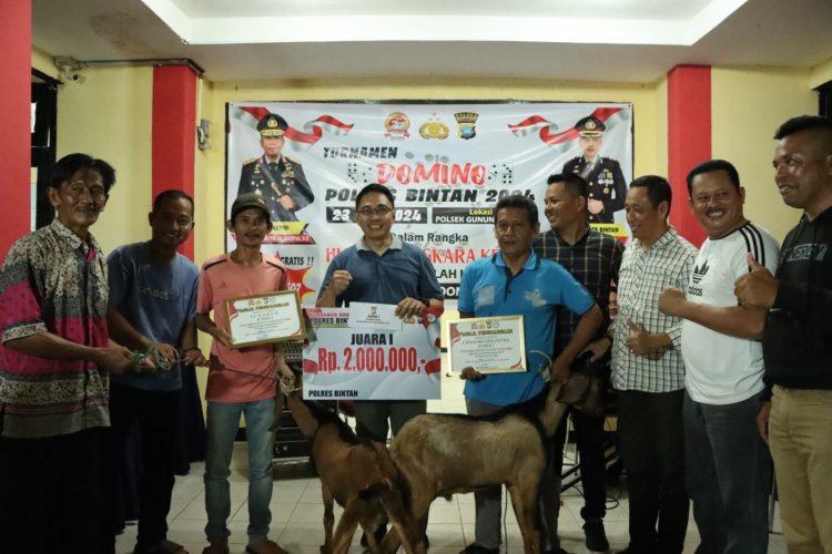 Sepasang Terbaik Mendapat Hadiah 2 Ekor Kambing Dari Kapolres Bintan