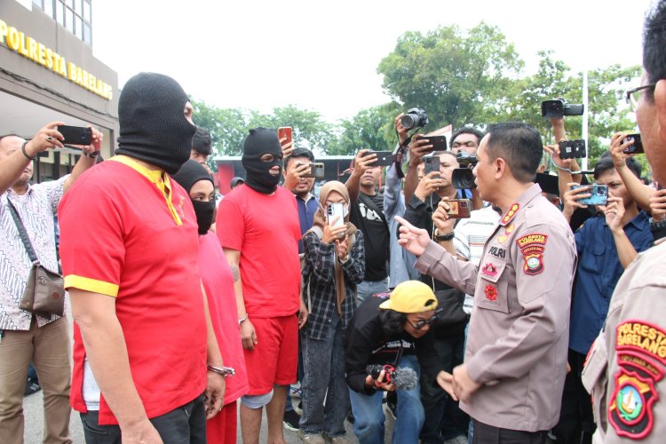 Kapolresta Barelang Adakan Konferensi Pers: Tersangka Narkotika Ditangkap, Barang Bukti Dimusnahkan