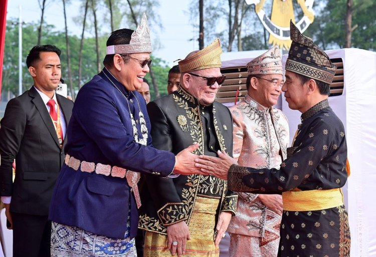 Presiden Jokowi Rayakan Hari Lahir Pancasila dengan Busana Tradisional di Riau