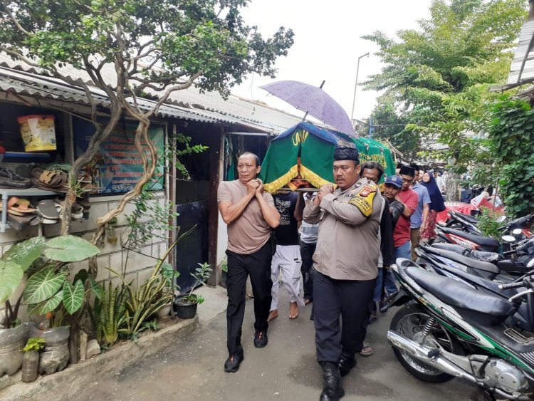 Aksi Empati Personel Polsek Cengkareng, Bantu Angkat Keranda Anggota Citra Bhayangkara yang Meninggal