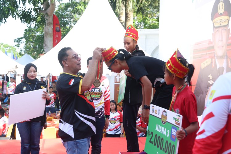 Kapolda Kepri Irjen Pol Yan Fitri Halimansyah Melepas Start Lomba Lari Bhayangkara Ke-78