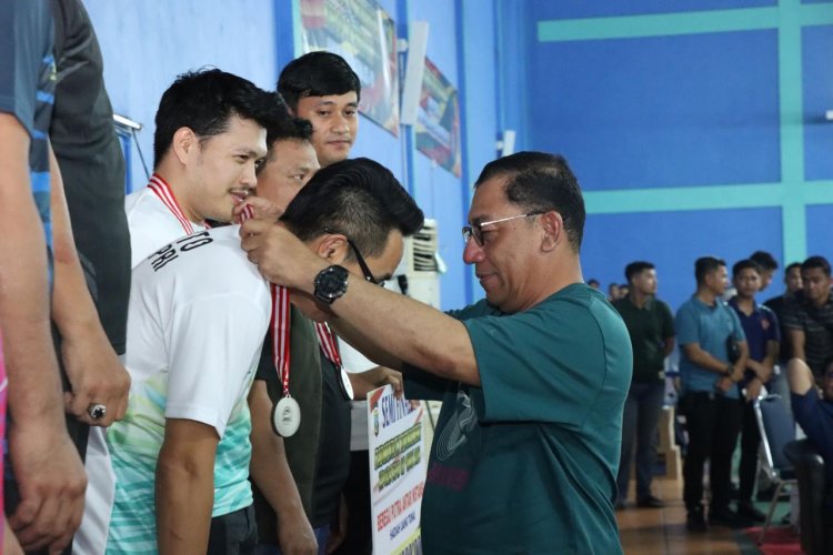 Kapolda Kepri Irjen Pol Yan Fitri Halimansyah Menutup Turnamen Badminton Hari Bhayangkara ke-78