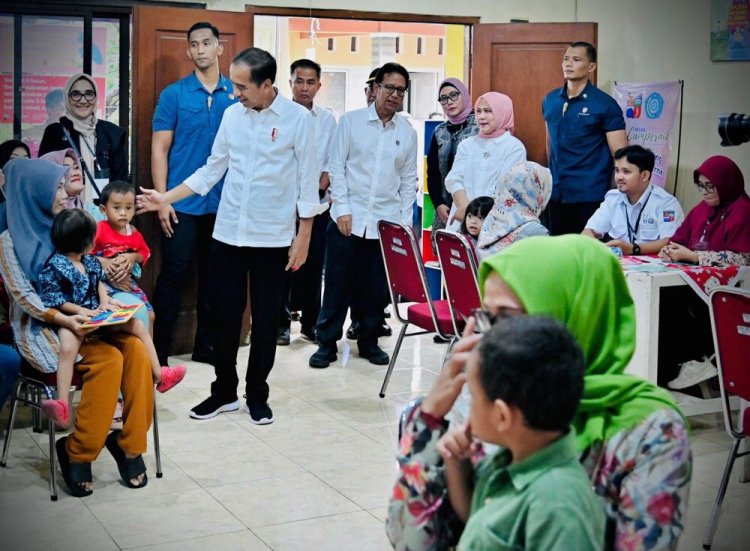 Presiden Jokowi Tinjau Gerakan Intervensi Serentak Pencegahan Stunting di Posyandu Wijaya Kusuma, Bogor