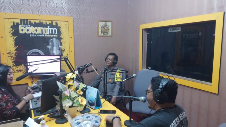 Kapolsek Sekupang Menjadi Narasumber Di Radio Batam FM