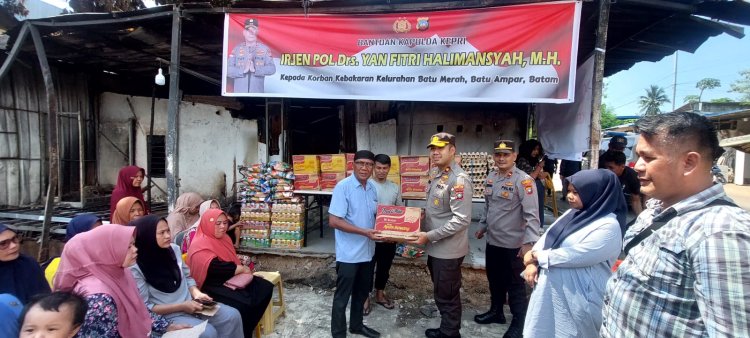 Kapolda Kepri IJP Drs. Yan Fitri Halimansyah, M.H. Serahkan Bantuan Sosial kepada Korban Kebakaran di Pasar Second Batu Merah, Batu Ampar