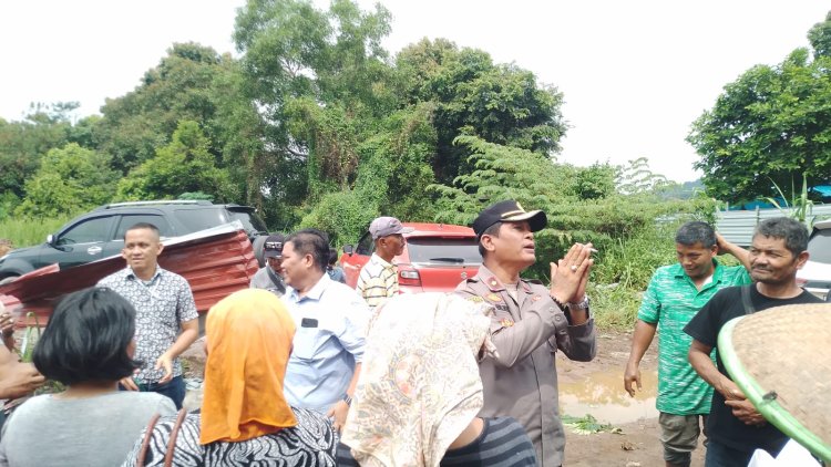 Serahkan Hewan Qurban Kapolda Kepri, Kapolsek Sekupang Datangi Langsung Petani Arang Tanjung Pinggir