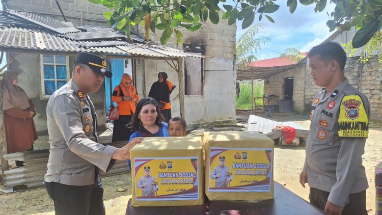 Polsek Gunung Kijang Polres Bintan Beri Bantuan Sosial untuk Korban Kebakaran Rumah