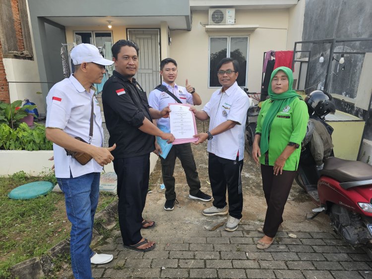 Suwarno Menyerahkan Berkas Pendaftaran Calon Ketua Pujakesuma Kota Batam