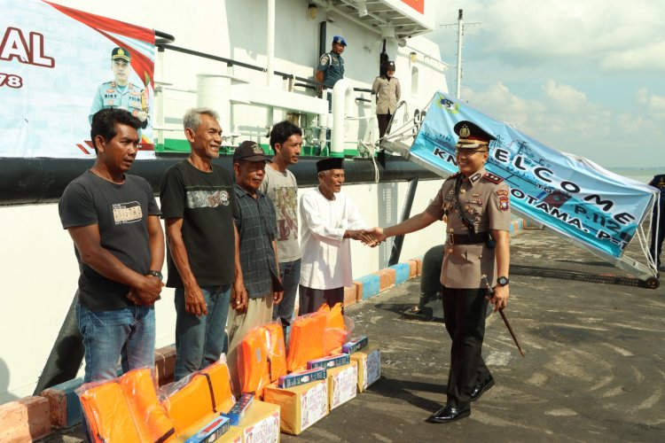 Hargai Jasa Pahlawan, Kapolres Bintan Pimpin Upacara Pelarungan Bunga Di Laut