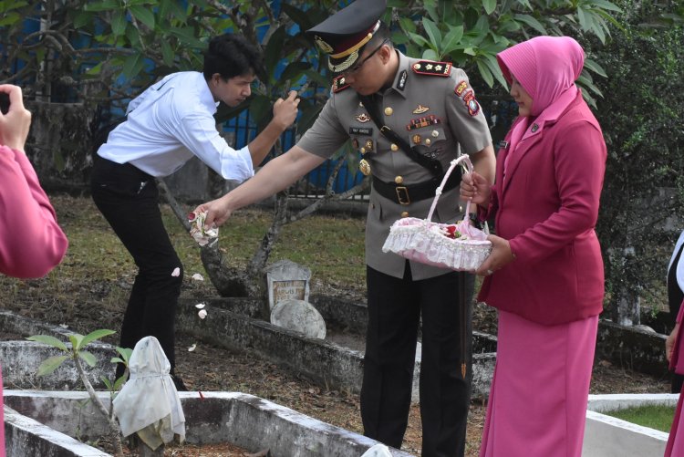 Peringatan Hari Bhayangkara Ke-78, Polres Bintan Lakukan Ziarah dan Tabur Bunga di Makam Pahlawan