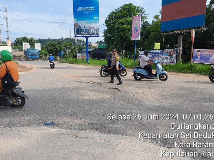 Personil Polsek Sungai Beduk Polresta Barelang Gelar Strong Point Pagi untuk Antisipasi Kemacetan