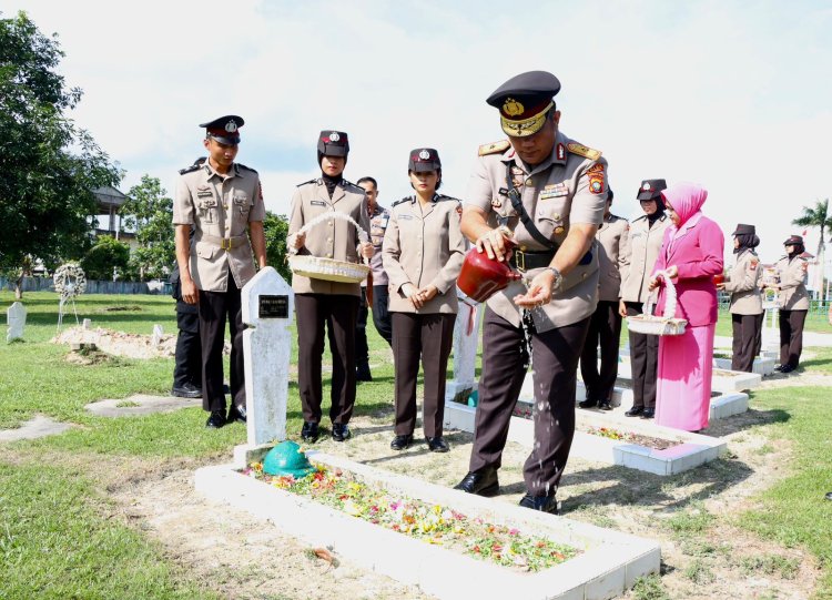 BRIGJEN POL ASEP SAFRUDIN PIMPIN UPACARA ZIARAH MAKAM PAHLAWAN DI TAMAN MAKAM PAHLAWAN BATU AJI BATAM