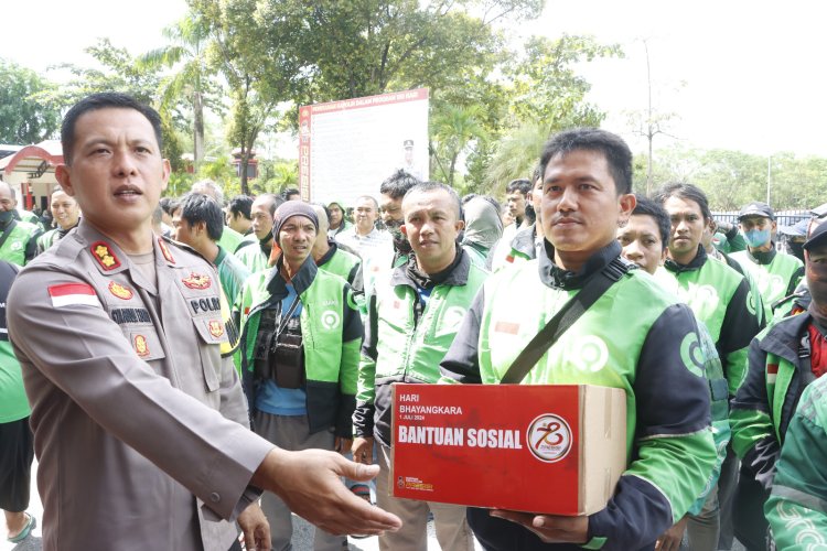 HUT Bhayangkara ke-78, Polresta Barelang Beri Bantuan Sembako Kepada Driver Ojol Kota Batam