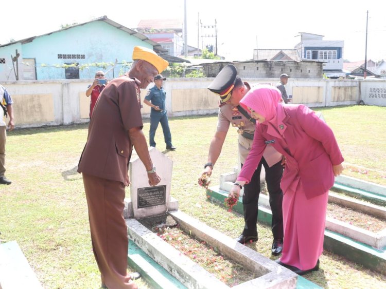 Hari Bhayangkara Ke-78, Polres Karimun Laksanakan Ziarah Makam Pahlawan Dan Tabur Bunga