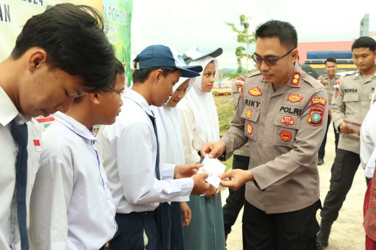 Polres Bintan Tanam Ribuan Pohon dan Berikan Beasiswa Kepada Pelajar Dalam Rangkaian Hari Bhayangkara ke-78