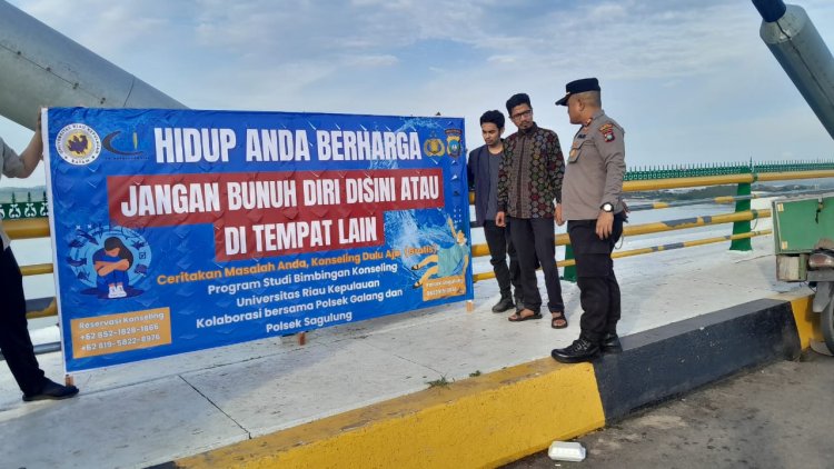 Pemasangan Spanduk Himbauan di Jembatan Barelang oleh Polsek Sagulung dan Mahasiswa Unrika Batam