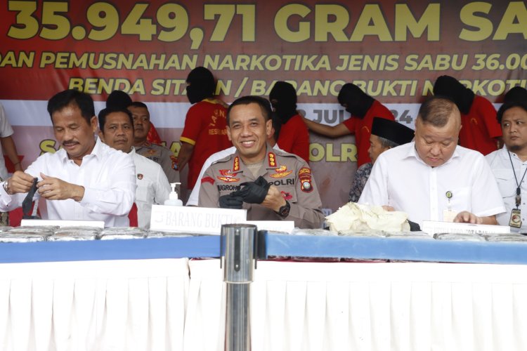 Kapolresta Barelang Gelar Konferensi Pers Ungkap Tersangka Peredaran Gelap Narkotika Seberat 35.949,71 Gram dan Pemusnahan Barang Bukti Sitaan Narkotika 36.000,4 Gram