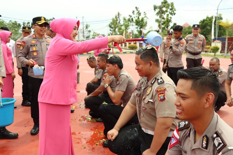 Kapolres Bintan Resmikan Penggunaan Pangkat Personel Yang Naik Pangkat, Pimpin  Upacara Kenaikan Pangkat