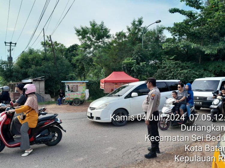 Personil Polsek Sungai Beduk Polresta Barelang Laksanakan Strong Point Pagi antisipasi kemacetan pada pagi hari