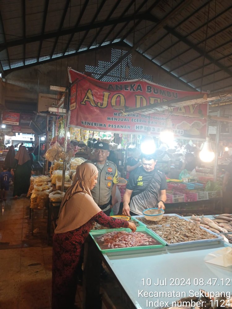 Sambangi Pasar Tradisional, Bhabinkamtibmas Polsek Sekupang Himbau Kepada Pedagang Pasar