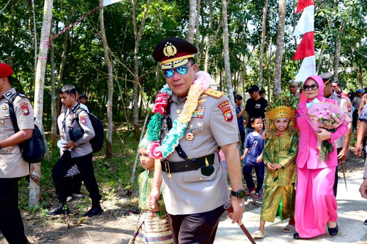 Kapolda Kepri Irjen Pol Yan Fitri Halimansyah Resmikan Program Bedah Rumah di Urung, Kundur Utara, Kabupaten Karimun