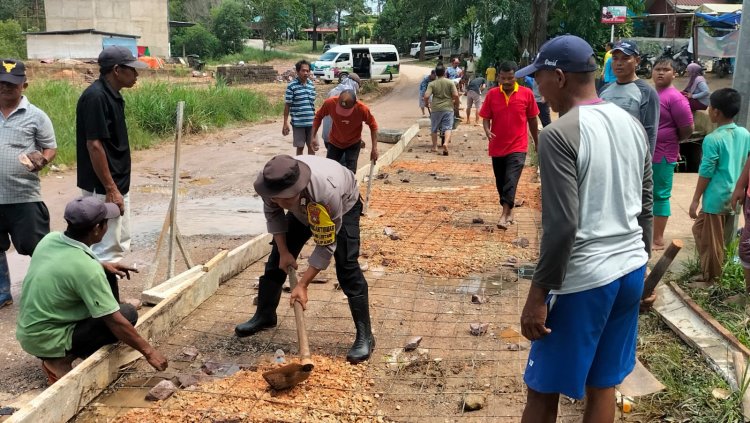 Bhabinkamtibmas Polsek Sekupang Gotong Royong Semenisasi Jalan