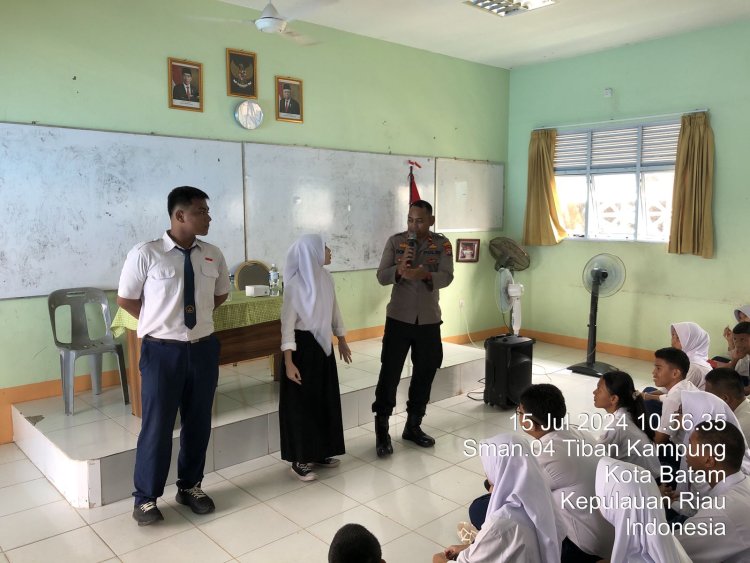 Kanit Binmas Polsek Sekupang Sampaikan Materi Dalam Acara MPLS Di SMA Negeri 04 Batam