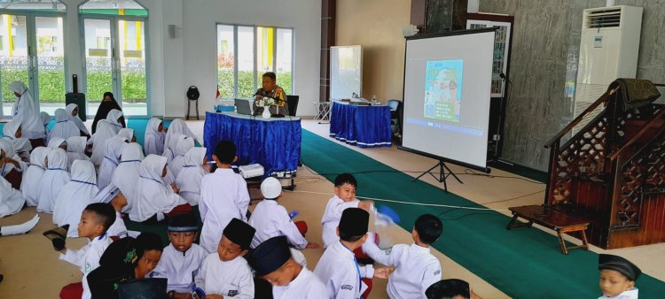 Polsek Sungai Beduk Jadi Narasumber Masa Pengenalan Lingkungan Sekolah (MPLS) Tahun Ajaran Baru di SDIT Fajar Ilahi 3