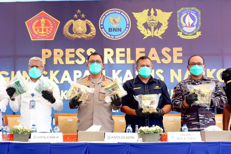 IRJEN POL YAN FITRI HALIMANSAYAH KAPOLDA KEPRI HADIRI PENGUNGKAPAN KASUS TINDAK PIDANA NARKOTIKA 106 KG SABU