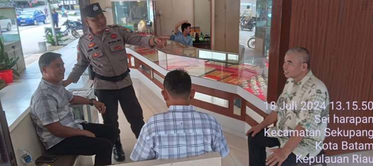 Batara Biru Polsek Sekupang Patroli Dialogis sampaikan pesan Kamtibmas Kepada Pemilik Toko Emas