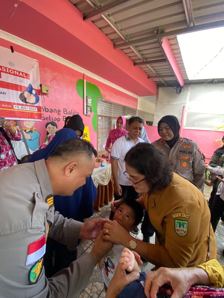 Sukseskan Program PIN Polio Cegah KLB, Si Dokkes Polresta Barelang Berikan Imunisasi Gratis Kepada Masyarakat Kel. Baloi Permai Kota Batam