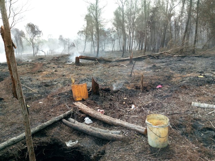 Polsek Kuba Polres Karimun Bersama Masyarakat Padamkan Kebakaran Lahan