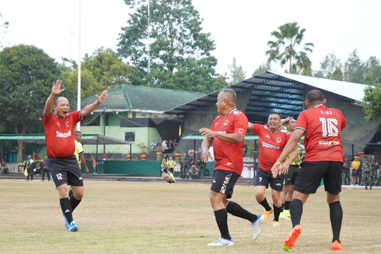 Pangkostrad adu skill Sepak bola dengan Pangdivif 2 Kostrad di Yonif 514/SY Kostrad