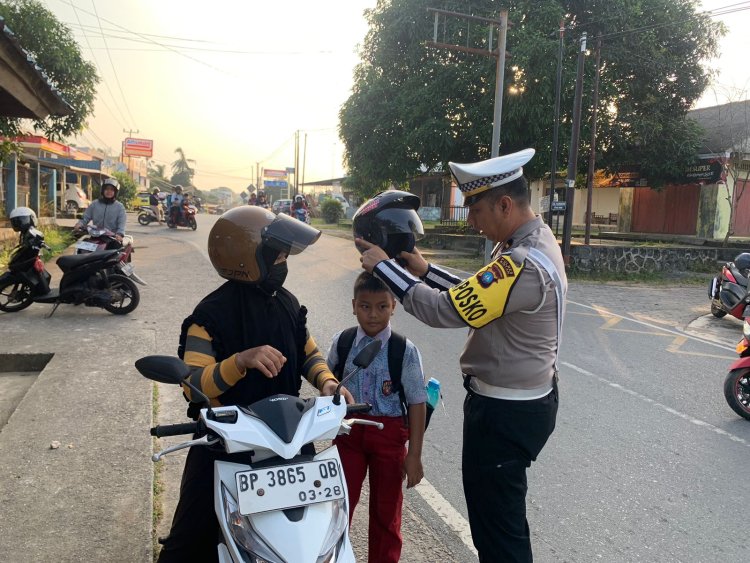 Peduli Keselamatan Pengendara, Sat Lantas Polres Bintan Berikan Helm Gratis Kepada Pengandara Motor